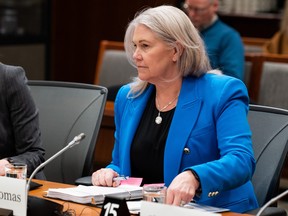 Jody Thomas, conseillère à la sécurité nationale et au renseignement, attend de comparaître comme témoin devant le Comité permanent de la procédure et des affaires de la Chambre (PROC) concernant l'ingérence électorale étrangère sur la Colline du Parlement à Ottawa, le mercredi 1er mars 2023.