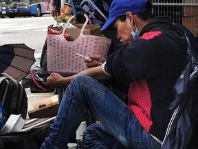 Scènes de la rue East Hastings à Vancouver où 60 tentes ont été plantées sur les trottoirs sur deux pâtés de maisons le 6 juillet 2022.