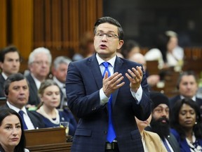 Le chef conservateur Pierre Poilievre se lève pendant la période des questions à la Chambre des communes sur la Colline du Parlement à Ottawa le lundi 19 juin 2023.