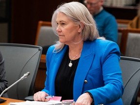 Jody Thomas, conseiller à la sécurité nationale et au renseignement, attend de comparaître comme témoin devant le Comité permanent de la procédure et des affaires de la Chambre (PROC) concernant l'ingérence électorale étrangère sur la Colline du Parlement à Ottawa, le mercredi 1er mars 2023.