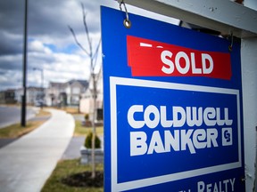 Un signe vendu sur une maison en Ontario.