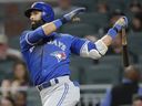 Jose Bautista des Blue Jays de Toronto frappe un coup de circuit en solo contre les Braves d'Atlanta lors d'un match de 2017.