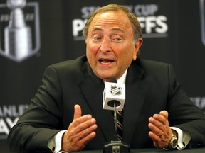 Le commissaire de la LNH, Gary Bettman, s'adresse aux médias.