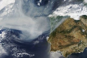 la fumée des incendies de forêt au Canada a traversé l'océan Atlantique et a dérivé au-dessus des pays européens