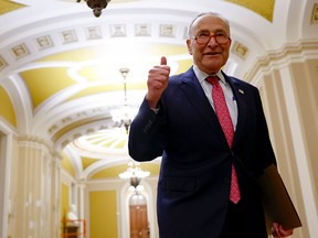 Le chef de la majorité au Sénat américain, Chuck Schumer, donne un coup de pouce alors qu'il se rend à une conférence de presse après l'adoption finale de la loi sur la responsabilité budgétaire au Capitole américain le 1er juin. La législation adoptée au Sénat avec un vote bipartisan de 63-36, soulevant le plafond de la dette jusqu'en 2025 et en évitant un défaut fédéral.