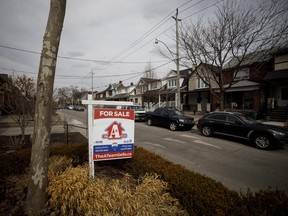 Un signe à vendre dans un quartier de Toronto