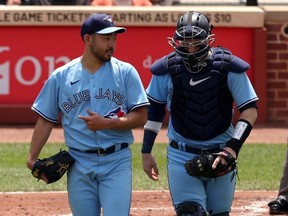 Le lanceur partant des Blue Jays Yusei Kikuchi parle avec le receveur Danny Jansen.