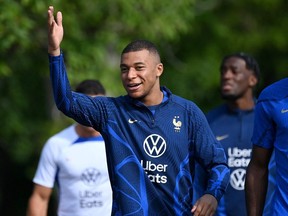 L'attaquant français Kylian Mbappe fait un geste à l'entraînement.