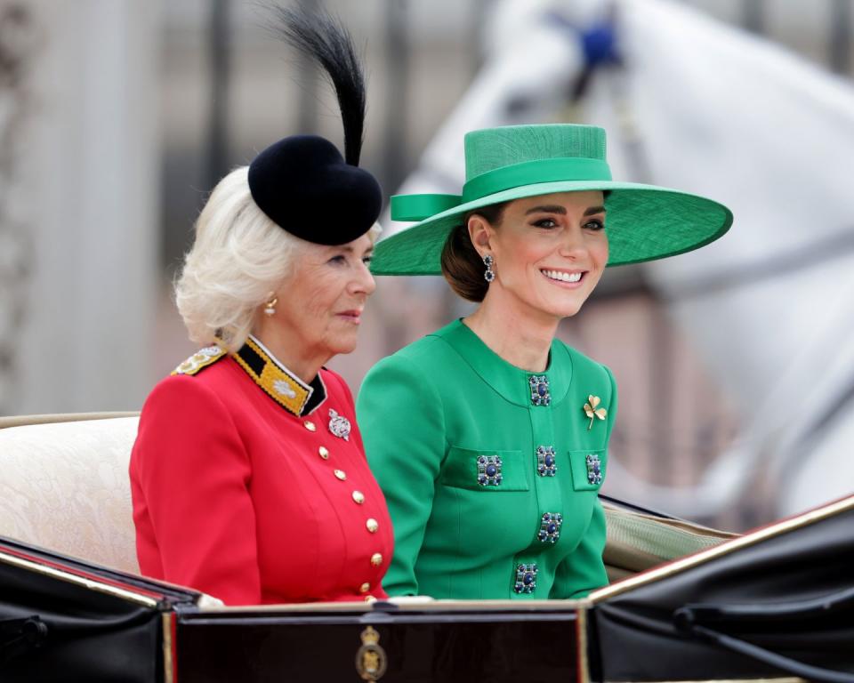 londres, angleterre 17 juin reine camilla et catherine, la princesse de galles est vue lors de la parade de la couleur le 17 juin 2023 à londres, angleterre la parade de la couleur est un défilé traditionnel organisé pour marquer l'anniversaire officiel des souverains britanniques ce sera le premier couleur détenue pour le roi charles iii depuis qu'il est monté sur le trône photo par chris jacksongetty images