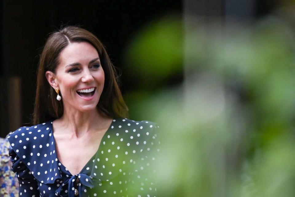 catherine britannique, la princesse de galles réagit lors d'une visite de la rue de l'espoir, une communauté résidentielle pilotant une nouvelle approche pour soutenir les femmes dans le système judiciaire, à southampton, dans le sud de l'angleterre, le 27 juin 2023, conçue et développée par l'association caritative une petite chose, espoir Street est le premier du genre au Royaume-Uni et est conçu pour transformer l'expérience des femmes et des enfants du système judiciaire inspiré par une petite chose l'engagement à un changement systémique pour les femmes et les enfants dans le système judiciaire, Hope Street offre une alternative communautaire pour les femmes qui autrement seraient emprisonnés inutilement en raison d'un manque d'hébergement sûr ou de préoccupations concernant leur bien-être photo de daniel leal pool afp photo de daniel lealpoolafp via getty images