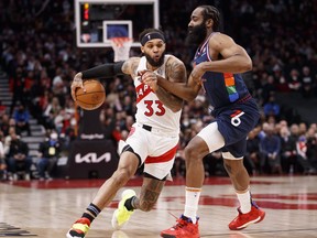 Gary Trent Jr. des Raptors de Toronto affronte James Harden des 76ers de Philadelphie.