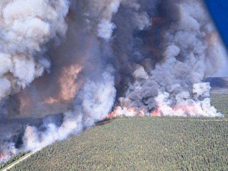 La situation des incendies s’atténue légèrement, mais des risques subsistent car plus de 400 incendies de forêt brûlent encore