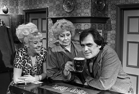 Julie Goodyear, à gauche, et Liz Dawn, au centre, et Bill Tarmey