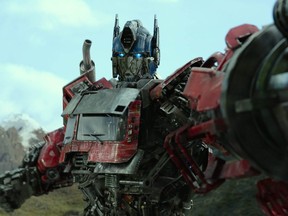 Optimus Prime dans une scène de Transformers : Rise of the Beasts.