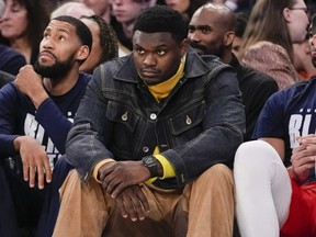 L'attaquant des Pélicans de la Nouvelle-Orléans, Zion Williamson, regarde depuis le banc.