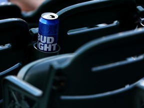 Une grande canette de Bud Light est assise sur les sièges lors du match des Baltimore Orioles et des Cleveland Guardians à Oriole Park à Camden Yards le 31 mai 2023 à Baltimore, Maryland.  (Photo de Rob Carr/Getty Images)