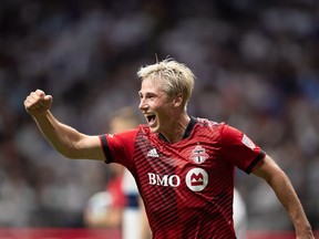 L'ancien défenseur du Toronto FC Lukas MacNaughton s'épanouit à Nashville, il revient au BMO Field samedi alors que Nashville cherche à prolonger sa séquence sans défaite à neuf matchs.  MacNaughton célèbre son but lors de la finale du Championnat canadien de soccer à Vancouver, le mardi 26 juillet 2022.