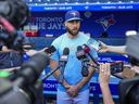 Le releveur des Blue Jays Anthony Bass fait une déclaration avant le début du match Jays-Brewers mardi soir.