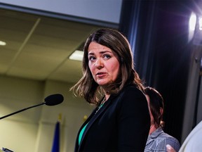 La chef de l'UCP, Danielle Smith, prend la parole lors d'une conférence de presse à Calgary le jeudi 11 mai 2023.