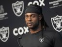 Le receveur large des Las Vegas Raiders Davante Adams prend la parole lors d'une conférence de presse au centre d'entraînement de l'équipe de football de la NFL le jeudi 25 mai 2023 à Henderson, Nevada. 