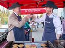 Le PDG du Stampede de Calgary, Joe Cowley, et le PDG de WestJet, Alexis von Hoensbroech, se cognent les poings tout en retournant des crêpes lors d'un petit-déjeuner aux crêpes après que WestJet a annoncé un accord de parrainage renouvelé avec le Stampede de Calgary le jeudi 8 juin 2023. Gavin Young/Postmedia