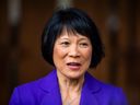 La mairesse élue de Toronto, Olivia Chow, devant l'hôtel de ville de Toronto. 