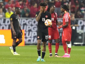 Le Canadien Charles Brym ramène le ballon dans le cercle central après un but contre son camp de son coéquipier Jacen Russell-Rowe égalise le match pour la Guadeloupe lors de la deuxième mi-temps de la phase de groupes de la CONCACAF Gold Cup à Toronto, le mardi 27 juin 2023. LA PRESSE CANADIENNE/ Chris Jeune