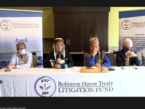 Dans cette capture d'écran d'une vidéo prise en 2021, Mike Restoule, à gauche, président du Robinson Huron Treaty Litigation Fund, Chief Duke Peltier of Wiikwemkoong, Chief Dean Sayers, Batchewana First Nation et David Nahwegahbow, co-avocat principal du Robinson Huron Treaty Litigation Fund, adressez-vous aux médias sur une récente décision de justice.