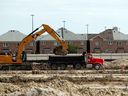 Le gouvernement de l'Ontario dit qu'il doit construire environ 1,5 million de maisons sur 10 ans pour répondre à la demande à venir.  Malheureusement, la dernière fois que l'Ontario a terminé deux fois moins de maisons que sur une période de 10 ans, c'était en 1982.