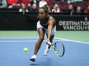 La Canadienne Leylah Annie Fernandez retrouve la Belge Yanina Wickmayer lors d'un match de qualification en simple pour la Coupe Billie Jean King, à Vancouver, le vendredi 14 avril 2023.