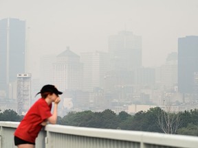 La skyline de Montréal est obscurcie par une brume de smog, dimanche 25 juin 2023.