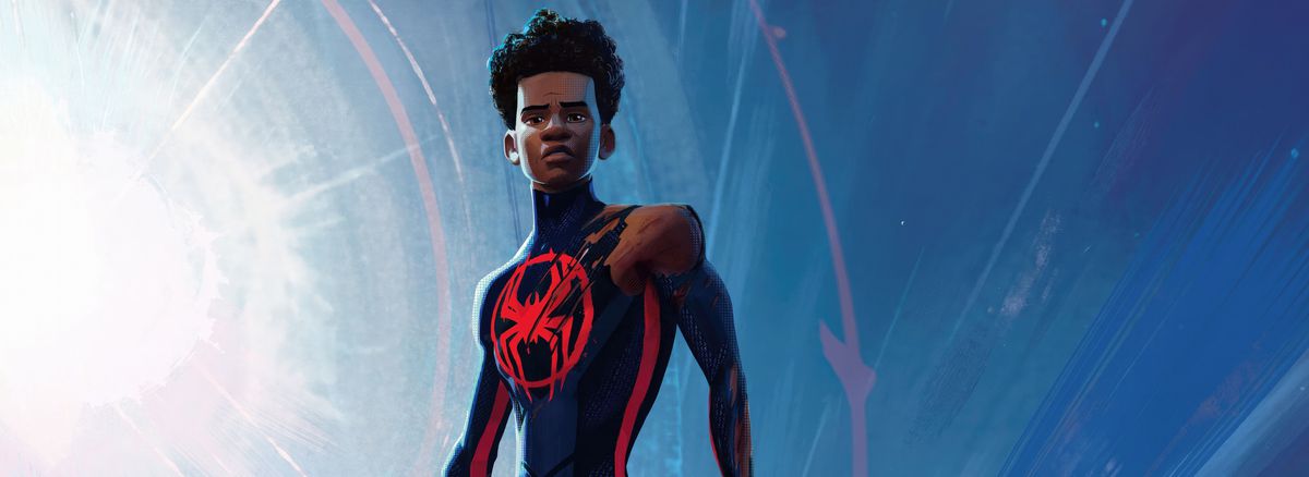 Miles Morales dans son costume de Spider-Man aux teintes sombres, se tient démasqué, l'épaule de son costume arrachée, regardant vers le bas alors qu'une énorme lumière parasite illumine le ciel derrière lui dans Across the Spider-Verse 