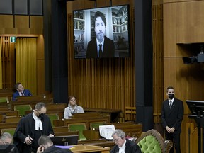 Le premier ministre Justin Trudeau est vu sur un écran de vidéoconférence à la Chambre des communes