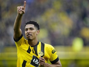 DOSSIER – Jude Bellingham de Dortmund célèbre après avoir marqué lors du match de football de Bundesliga allemande entre le Borussia Dortmund et l'Eintracht Francfort à Dortmund, en Allemagne, le samedi 22 avril 2023. Le Real Madrid et le Borussia Dortmund ont conclu un accord pour le transfert de Jude Bellingham moyennant des frais qui pourrait atteindre plus de 130 millions d'euros (139 millions de dollars), a annoncé le club allemand mercredi 7 juin 2023.