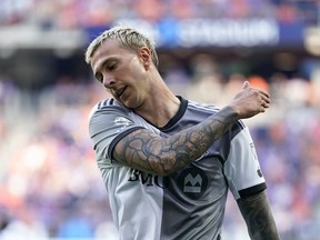 L'attaquant du Toronto FC Federico Bernardeschi (10 ans) réagit après un tir au but contre le FC Cincinnati lors de la première mi-temps d'un match de football de la MLS le mercredi 21 juin 2023 à Cincinnati.  Après avoir perdu 3-0 en milieu de semaine contre le FC Cincinnati, leader de la ligue, le Toronto FC se retrouve en territoire tout aussi hostile samedi lors de sa visite au troisième rang de la Nouvelle-Angleterre.