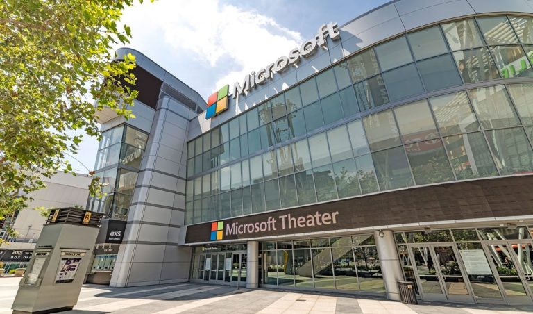 Le bâtiment anciennement connu sous le nom de Microsoft Theater et Xbox Plaza sera renommé Peacock Place
