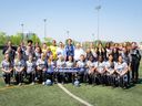 Des joueurs de soccer se réunissent pour une photo de groupe dans une photo du CF Montréal.  Le club MLS introduit un programme féminin à l'Académie CF Montréal, a annoncé le club mercredi.