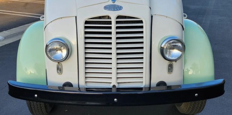 Le camion de livraison Divco de 1955 est notre choix du jour aux enchères pour apporter une remorque