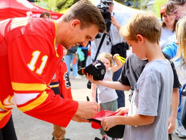 Le centre des Flames Mikael Backlund finaliste pour le trophée King Clancy de la LNH