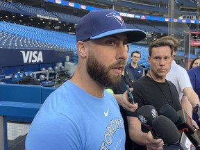 Le lanceur des Blue Jays Anthony Bass parle aux journalistes le 30 mai.