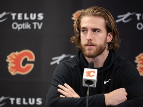 Calgary Flames Noah Hanifin s'entretient avec les médias au Scotiabank Saddledome le vendredi 14 avril 2023.