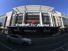 DOSSIER - Une vue extérieure de Capital One Arena est vue le samedi 16 mars 2019 à Washington.  Capital One Arena abrite l'équipe de hockey Washington Capitals NHL et l'équipe de basket-ball Washington Wizards NBA.  Une personne au courant de la vente a déclaré à l'Associated Press que la Qatar Investment Authority achetait une participation de 5% dans la société mère des Washington Wizards de la NBA et des Capitals de Washington de la LNH pour 4,05 milliards de dollars.  On pense que c'est la première fois que le gouvernement du Qatar investit dans les sports professionnels nord-américains.