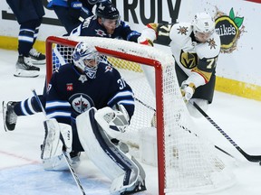 Le gardien des Jets Connor Hellebuyck est l'une des choses les plus proches d'une garantie au hockey.  Mais les équipes de la LNH pourraient ne pas vouloir se séparer de ce que le directeur général Kevin Cheveldayoff veut en retour pour lui.