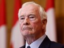 David Johnston, ancien rapporteur spécial sur l'ingérence étrangère, tient une conférence de presse sur ses conclusions et recommandations à Ottawa, le 23 mai 2023.