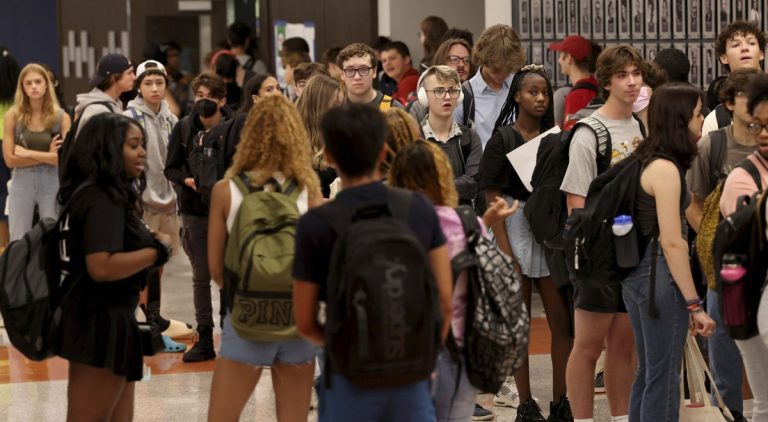 Le lycée change le mot de passe de chaque élève en « Ch@ngeme! »