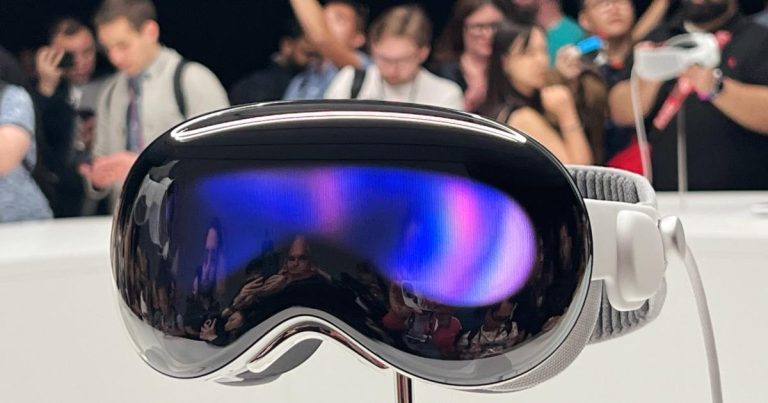 Le pitch d’Apple pour le Vision Pro ne pourrait pas être plus différent que le Meta Quest