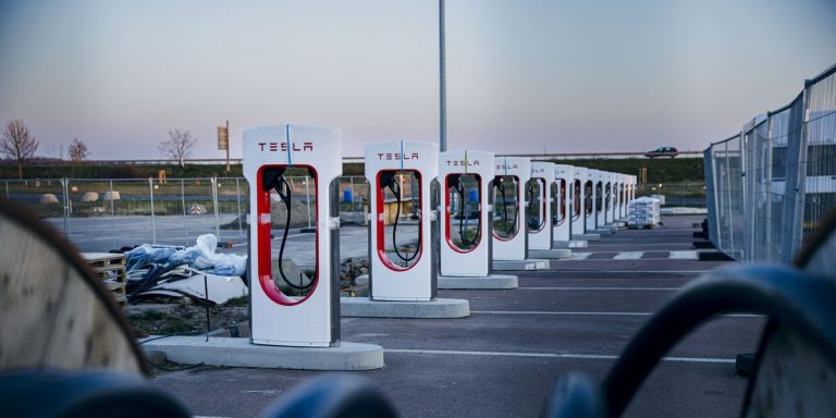 Le port de charge Tesla EV pourrait être transféré à Stellantis Next