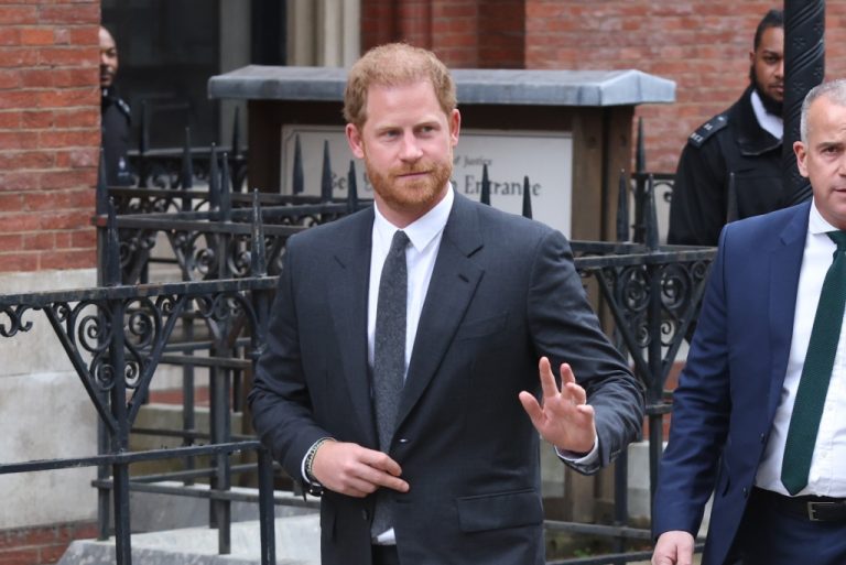 Le prince Harry ne se présente pas le premier jour du procès des tabloïds de Londres, qui deviendra le premier royal à témoigner en 130 ans
