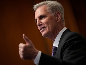 Le président de la Chambre, Kevin McCarthy, prend la parole lors d'une conférence de presse après que la Chambre a adopté une loi visant à relever le plafond de la dette jusqu'en 2025 et à éviter un défaut de paiement fédéral.