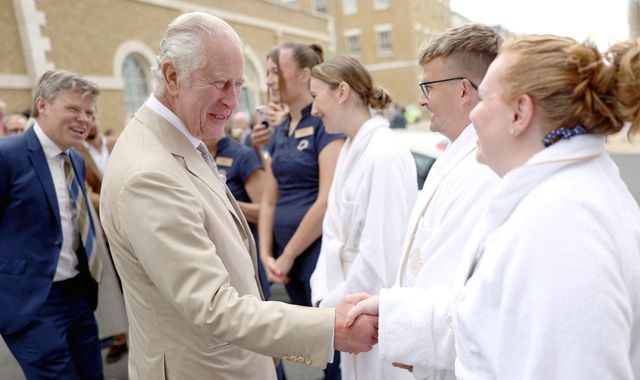 Le roi Charles et la reine Camilla surprennent les clients du spa en peignoirs dans l’éco-village de Poundbury